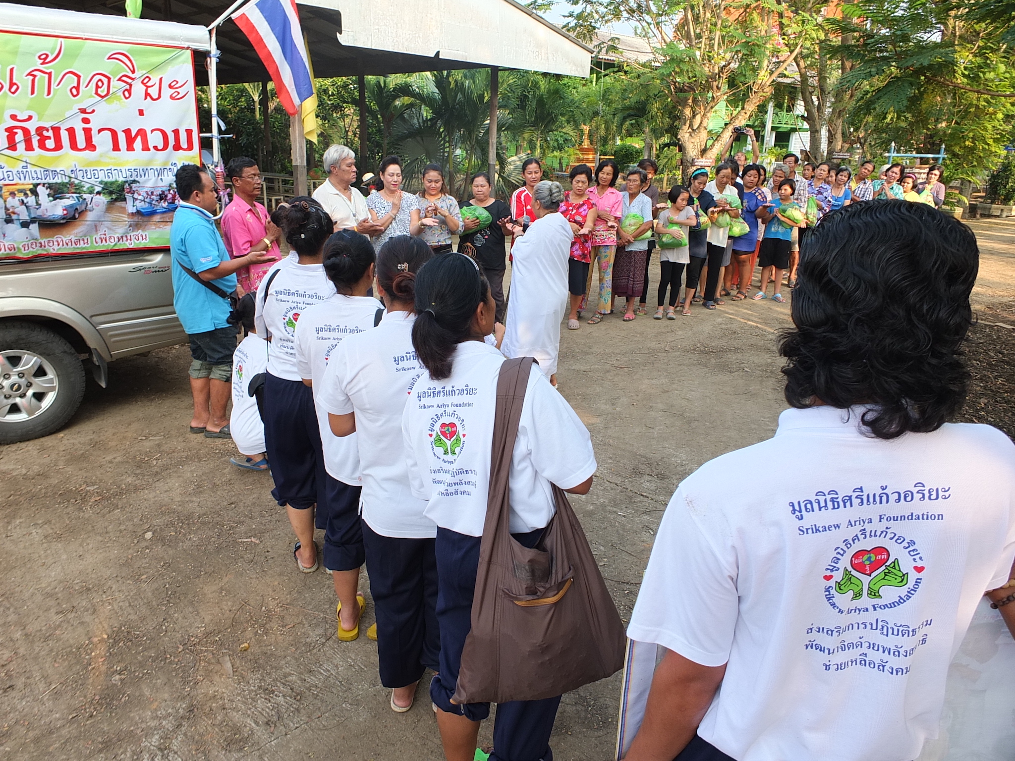 โครงการช่วยผู้ประสบภัยน้ำท่วมจังหวัดชลบุรี วันที่ 28 ตุลาคม 2556 ณ  พื้นที่เขตตำบลโคกเพลาะ  อำเภอพนัสนิคม จังหวัดชลบุรี